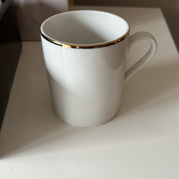 NWT. Maxwell&Williams white Gold porcelain cylindrical mugs - Picture 3 of 3